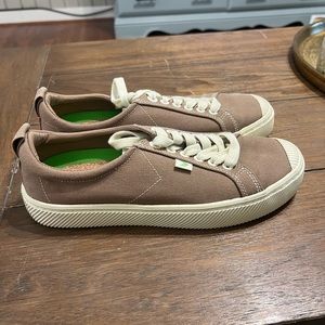 Cariuma Sneakers, Women’s Sand Knit size 9